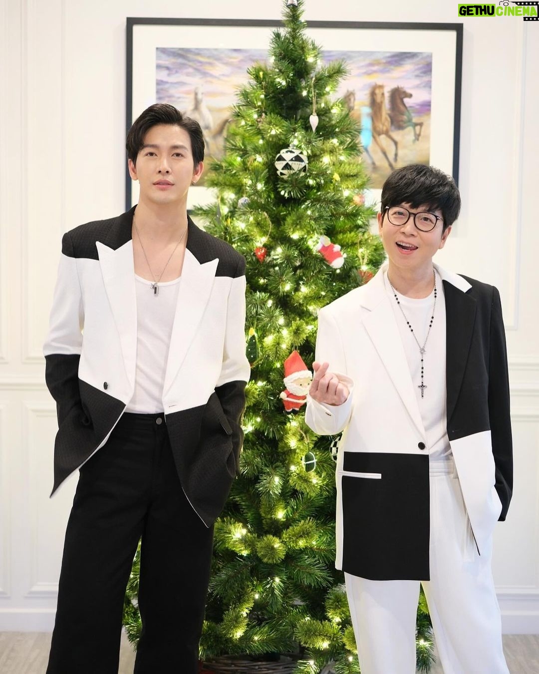 Puttichai Kasetsin Instagram - เป้พุฒกลับมาล้าวววววว พร้อมรับพิธีกรคู่ฮะพี่ๆ ☺️ ก่อนออกไปรันเวทีขอจัดสัก 1 อัลบั้มในสไตล์แบบ y2k 😋 @djpae