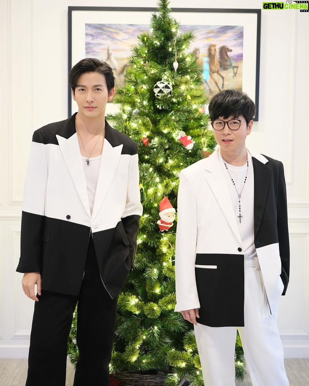 Puttichai Kasetsin Instagram - เป้พุฒกลับมาล้าวววววว พร้อมรับพิธีกรคู่ฮะพี่ๆ ☺️ ก่อนออกไปรันเวทีขอจัดสัก 1 อัลบั้มในสไตล์แบบ y2k 😋 @djpae