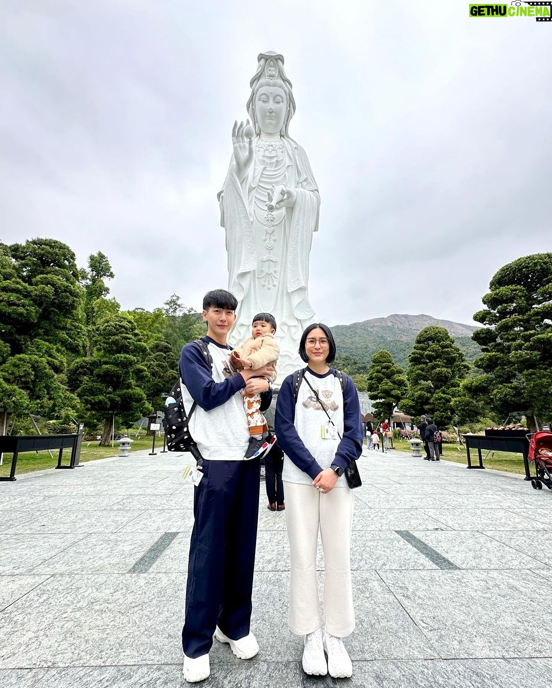 Puttichai Kasetsin Instagram - ทริปฮ่องกงไหว้พระขอพรคร้าบ ☺️🙏🏼🤍 📌 เป็นทริปฮ่องกงที่อากาศหนาวมากๆ งึกๆ feel like 2 องศาไปเลยสิคร้าบ 🥶😅 ขอบคุณพี่เต้ยไกด์ประจำทริป และ ขอบคุณเพื่อนรักทั้งหลายที่ต้องเข้าใจแม่ๆและเด็กเล้กกกก 🤣