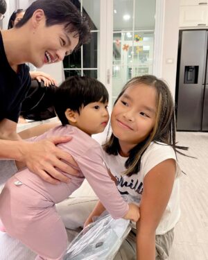 Puttichai Kasetsin Instagram - Happy birthday หนูปีหลานรักของน้าพุฒน้าจุ๋ยนะคะ หนูปีเป็นเด็กที่สดใสร่าเริง เก่งและเป็นเด็กดีมากๆอยู่แล้ว พวกเราก็ขออวยพรให้หลานรักเติบโตอย่างแข็งแรงทั้งกายและใจในทุกๆปี น้าพุฒน้าจุ๋ยจะคอยsupportหนูปีแบบนี้ตลอดไปนะคะ น้าพุฒ น้าจุ๋ย น้องพีร์เจรักมากๆเลยน้า 😄❤️🫰🏼 @aff_taksaorn 

ป.ล.รูปวันเกิดคุณแม่แต่ลงวันเกิดคุณลูกนะคะ 😆🎉🎂