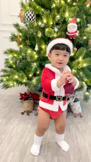 Puttichai Kasetsin Instagram - ซานต้าน้อยมาละคร้าบบบบ Ho Ho Ho 😄🎄🎅🏻 สุขสันต์เย็นวัน Christmas eve นะครับทุกคน ❤️❤️❤️