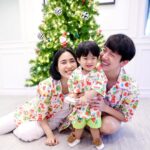 Puttichai Kasetsin Instagram – หมั่นเขี้ยวเจ้าลูกคร้าบบบบ หน้าไม่ซ้ำซักรูป ส่วนรูปสุดท้ายที่มาของคำว่า หล่อลื่น ครับผม พีร์เจเป็นเด็กสายฮา @pjpjpitt 😂🎄🤣✨😆❤️

ชุดน่ารักจาก @saifahbhayu ครับ ☺️🙏🏼🫰🏼