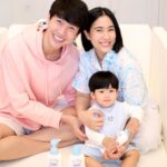 Puttichai Kasetsin Instagram – Always Happy ครับ 😆🩵✨
ทุกวันก่อนทำกิจกรรม ขาดไม่ได้เลยที่แม่ต้องบำรุงผิวให้น้องพีร์เจ เตรียมผิวให้ชุ่มชื้น พร้อมกลิ่นหอม
น่ารักอารมณ์ดี พร้อมไปลุยทุกกิจกรรม ด้วย ดีนี่ ออร์แกนิค ออลเวย์ส แฮปปี้ เบบี้โลชั่น ที่มาพร้อม
Emoti Tech เทคโนโลยีกลิ่นหอมที่ช่วยให้เบบี้อารมณ์ดี : ตัวช่วยที่แม่วางใจ บำรุงผิวต้าวพีร์เจให้เนียน
นุ่ม หอมน่ารักอารมณ์ดีทั้งวัน 😄🫰🏼
#DneeThailand #DneeSmileBooster #บูสต์รอยยิ้มได้ทั้งบ้าน
