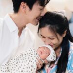 Puttichai Kasetsin Instagram - เสือน้อยฮะ ผมเกิดปีเสือ เกิดวันพฤหัส ปีนักษัตรเดียวกับป่าป๊าเลยคร้าบบบ 🐯🥳 และพวกเรา3 คนพ่อแม่ลูกต้องขอขอบคุณทุกๆคำยินดี ที่ส่งผ่านมาจากทุกช่องทางมากๆ นะครับ มันดีต่อใจที่สุดเลยครับพี่ๆ 👨‍👩‍👦🙏🏼❤️ #PJน้อยมาแล้ว #HappilyeverPJ #PJพีร์เจ #ลูกพ่อพุฒแม่จุ๋ย