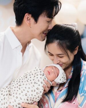 Puttichai Kasetsin Instagram - เสือน้อยฮะ ผมเกิดปีเสือ เกิดวันพฤหัส ปีนักษัตรเดียวกับป่าป๊าเลยคร้าบบบ 🐯🥳

และพวกเรา3 คนพ่อแม่ลูกต้องขอขอบคุณทุกๆคำยินดี ที่ส่งผ่านมาจากทุกช่องทางมากๆ นะครับ มันดีต่อใจที่สุดเลยครับพี่ๆ 👨‍👩‍👦🙏🏼❤️

#PJน้อยมาแล้ว #HappilyeverPJ #PJพีร์เจ #ลูกพ่อพุฒแม่จุ๋ย