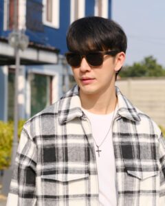 Puttichai Kasetsin Instagram - ซัมเมอร์ปีนี้แดดแรงมาก ใครมีแพลนไปเที่ยวไหน อย่าลืมพกแว่นกันแดด Cos Club ไว้ใส่ออกจากบ้านกันด้วยนะครับ 😎 พบกับแว่นตาและแว่นกันแดด Cos Club ได้ที่ร้านแว่นท็อปเจริญทุกสาขาทั่วประเทศ พร้อมโปรโมชั่นพิเศษ แว่นตาและแว่นกันแดดลดสูงสุดถึง 77% ถึงวันที่ 31 มีนาคม 2567 นี้เท่านั้น ใครที่กำลังมองหาแว่นใหม่ห้ามพลาดเด็ดขาดเลยครับ @cosclubeyewear @topcharoen_official #CosClub #CosClubEyewear #TopCharoen #แว่นท็อปเจริญ #แว่นกันแดด #แว่นตา