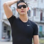 Puttichai Kasetsin Instagram - ใครที่ชอบออกกำลังกายแบบผม ผมขอแนะนำ Cos Club Sport Eyewear แบรนด์แว่นตาที่ออกแบบมาสำหรับสายสปอร์ตโดยเฉพาะ 🕶🏋️‍♂️ อีกขั้นของสปอร์ตแฟชั่น ด้วยสีสันและสไตล์สุดล้ำ ออกแบบมาให้เข้ากับรูปหน้าคนเอเชีย น้ำหนักเบา สวมใส่กระชับ รองรับทุกการเคลื่อนไหว เลือกช้อปแว่นตาและแว่นกันแดด Cos Club ได้ที่ร้านแว่นท็อปเจริญทุกสาขาทั่วประเทศ และช่วงนี้มีโปรโมชั่นพิเศษ แว่นท็อปเจริญ ฉลองครบรอบ 77 ปี แว่นตาลดสูงสุดถึง 77% ถึงวันที่ 31 มีนาคม 2567 นี้เท่านั้น โปรปังๆแบบนี้ บอกเลยว่าห้ามพลาดครับ!! @cosclubeyewear @topcharoen_official #CosClub #CosClubEyewear #TopCharoen #แว่นท็อปเจริญ #Sport #แว่น #แว่นกันแดด