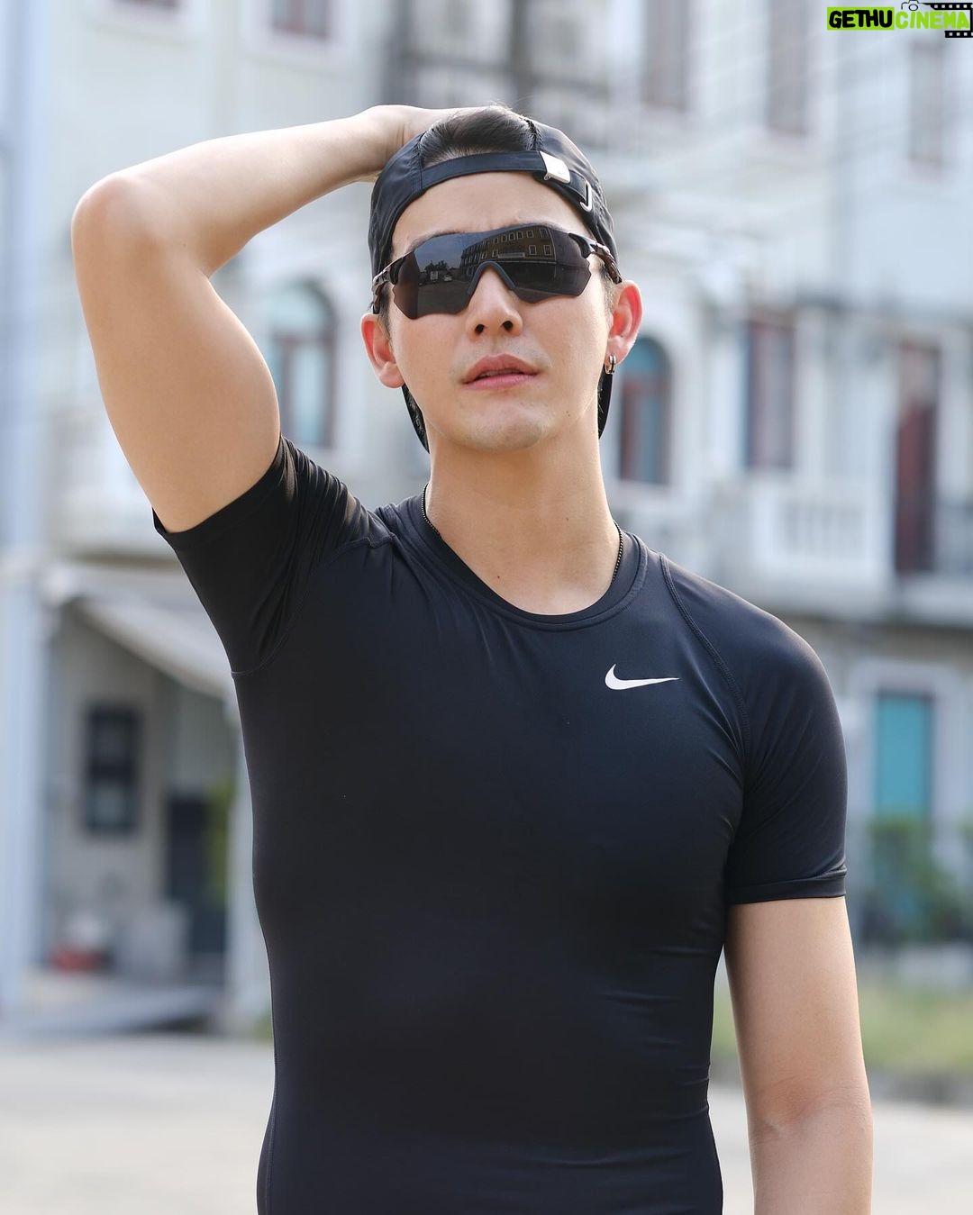 Puttichai Kasetsin Instagram - ใครที่ชอบออกกำลังกายแบบผม ผมขอแนะนำ Cos Club Sport Eyewear แบรนด์แว่นตาที่ออกแบบมาสำหรับสายสปอร์ตโดยเฉพาะ 🕶🏋️♂️ อีกขั้นของสปอร์ตแฟชั่น ด้วยสีสันและสไตล์สุดล้ำ ออกแบบมาให้เข้ากับรูปหน้าคนเอเชีย น้ำหนักเบา สวมใส่กระชับ รองรับทุกการเคลื่อนไหว เลือกช้อปแว่นตาและแว่นกันแดด Cos Club ได้ที่ร้านแว่นท็อปเจริญทุกสาขาทั่วประเทศ และช่วงนี้มีโปรโมชั่นพิเศษ แว่นท็อปเจริญ ฉลองครบรอบ 77 ปี แว่นตาลดสูงสุดถึง 77% ถึงวันที่ 31 มีนาคม 2567 นี้เท่านั้น โปรปังๆแบบนี้ บอกเลยว่าห้ามพลาดครับ!! @cosclubeyewear @topcharoen_official #CosClub #CosClubEyewear #TopCharoen #แว่นท็อปเจริญ #Sport #แว่น #แว่นกันแดด
