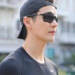 Puttichai Kasetsin Instagram - ใครที่ชอบออกกำลังกายแบบผม ผมขอแนะนำ Cos Club Sport Eyewear แบรนด์แว่นตาที่ออกแบบมาสำหรับสายสปอร์ตโดยเฉพาะ 🕶🏋️‍♂️ อีกขั้นของสปอร์ตแฟชั่น ด้วยสีสันและสไตล์สุดล้ำ ออกแบบมาให้เข้ากับรูปหน้าคนเอเชีย น้ำหนักเบา สวมใส่กระชับ รองรับทุกการเคลื่อนไหว เลือกช้อปแว่นตาและแว่นกันแดด Cos Club ได้ที่ร้านแว่นท็อปเจริญทุกสาขาทั่วประเทศ และช่วงนี้มีโปรโมชั่นพิเศษ แว่นท็อปเจริญ ฉลองครบรอบ 77 ปี แว่นตาลดสูงสุดถึง 77% ถึงวันที่ 31 มีนาคม 2567 นี้เท่านั้น โปรปังๆแบบนี้ บอกเลยว่าห้ามพลาดครับ!! @cosclubeyewear @topcharoen_official #CosClub #CosClubEyewear #TopCharoen #แว่นท็อปเจริญ #Sport #แว่น #แว่นกันแดด