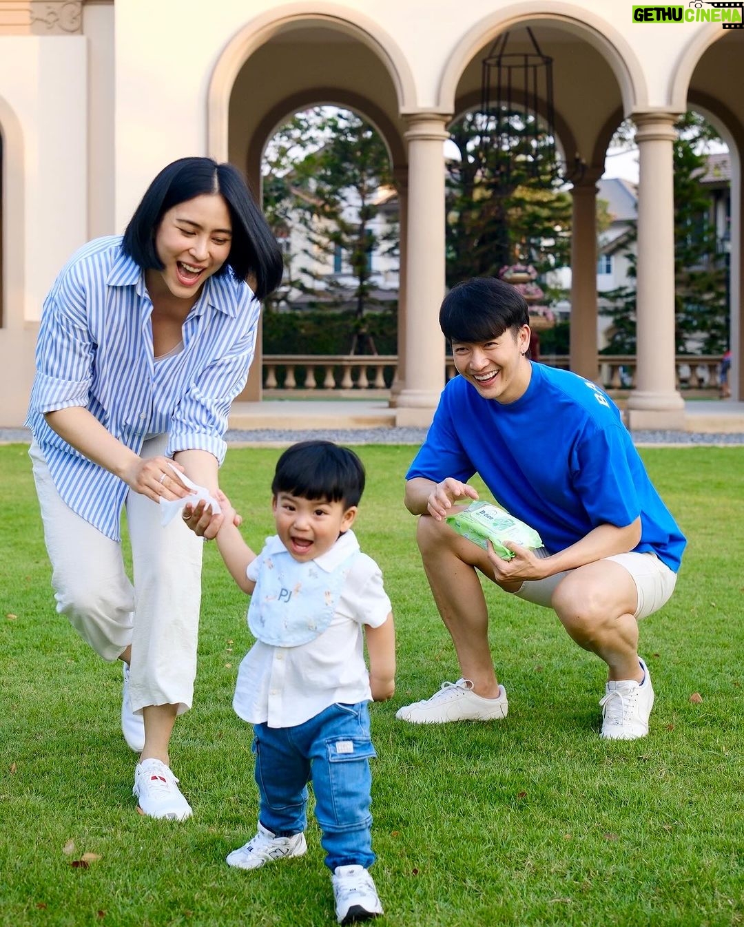 Puttichai Kasetsin Instagram - วันนี้ฝุ่นจางเราก็พาน้องพีร์เจมาเดินเล่นออกกำลังกายกันหน่อยคร้าบ 😁 และถึงแม้ว่าน้องจะเล่นจะจับของนอกบ้านขนาดไหน เราก็หมดกังวลเรื่องความสะอาด เพราะเราใช้ดีนี่ เบบี้ไวพ์ สูตรออร์แกนิค ซึ่งมีสารสกัดจากธรรมชาติถึง 7 ชนิด ใช้ทำความสะอาดผิวและของเล่นของน้องพีร์เจได้อย่างอ่อนโยนและยังช่วยยับยั้งไวรัสอีก ด้วย เป็นตัวช่วยสำคัญของเราเมื่อทำกิจกรรมนอกบ้านกับน้องพีร์เจล่ะครับ 😉 @pjpjpitt #DneeThailand #DneeOrganic #DneeBabyWipes #ดีนี่ทิชชู่เปียก