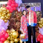 Puttichai Kasetsin Instagram – ทานข้าวปีใหม่ตรุษจีนกับทีมวิฟสกินที่รัก ขอบคุณที่ร่วมสร้างครอบครัวเราไปด้วยกันน้าาา เฮงๆรวยๆสุขภาพแข็งแรงทุกๆคนค่ะ ลุ้นอังเปาสนุกมากกกกก ขอบคุณอังเปา top up ซองพิเศษจากป่ะป๊า หม่าม้า น้องสาวที่น่ารักด้วยนะคะ @nieabtrinn ☺️🙏🏼🧧❤️🎊🪭🐉

❤️💜 @vivskin 
🎉🎈 @balloonpop_pop 
🍽️🍾 @watersidekaraoke Waterside Karaoke Restaurant