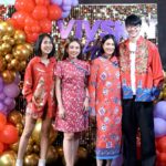 Puttichai Kasetsin Instagram – ทานข้าวปีใหม่ตรุษจีนกับทีมวิฟสกินที่รัก ขอบคุณที่ร่วมสร้างครอบครัวเราไปด้วยกันน้าาา เฮงๆรวยๆสุขภาพแข็งแรงทุกๆคนค่ะ ลุ้นอังเปาสนุกมากกกกก ขอบคุณอังเปา top up ซองพิเศษจากป่ะป๊า หม่าม้า น้องสาวที่น่ารักด้วยนะคะ @nieabtrinn ☺️🙏🏼🧧❤️🎊🪭🐉

❤️💜 @vivskin 
🎉🎈 @balloonpop_pop 
🍽️🍾 @watersidekaraoke Waterside Karaoke Restaurant