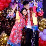 Puttichai Kasetsin Instagram – ทานข้าวปีใหม่ตรุษจีนกับทีมวิฟสกินที่รัก ขอบคุณที่ร่วมสร้างครอบครัวเราไปด้วยกันน้าาา เฮงๆรวยๆสุขภาพแข็งแรงทุกๆคนค่ะ ลุ้นอังเปาสนุกมากกกกก ขอบคุณอังเปา top up ซองพิเศษจากป่ะป๊า หม่าม้า น้องสาวที่น่ารักด้วยนะคะ @nieabtrinn ☺️🙏🏼🧧❤️🎊🪭🐉

❤️💜 @vivskin 
🎉🎈 @balloonpop_pop 
🍽️🍾 @watersidekaraoke Waterside Karaoke Restaurant