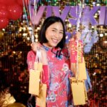 Puttichai Kasetsin Instagram – ทานข้าวปีใหม่ตรุษจีนกับทีมวิฟสกินที่รัก ขอบคุณที่ร่วมสร้างครอบครัวเราไปด้วยกันน้าาา เฮงๆรวยๆสุขภาพแข็งแรงทุกๆคนค่ะ ลุ้นอังเปาสนุกมากกกกก ขอบคุณอังเปา top up ซองพิเศษจากป่ะป๊า หม่าม้า น้องสาวที่น่ารักด้วยนะคะ @nieabtrinn ☺️🙏🏼🧧❤️🎊🪭🐉

❤️💜 @vivskin 
🎉🎈 @balloonpop_pop 
🍽️🍾 @watersidekaraoke Waterside Karaoke Restaurant