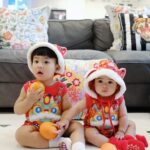 Puttichai Kasetsin Instagram – Happy Chinese New Year 2024 ครับ/ค่ะ พี่ๆ @pjpjpitt @welaand2bros 👦🏻👧🏻🧧🎊🪭🐉😊❤️🍊

ชุดน่ารัก @babylovett_brand