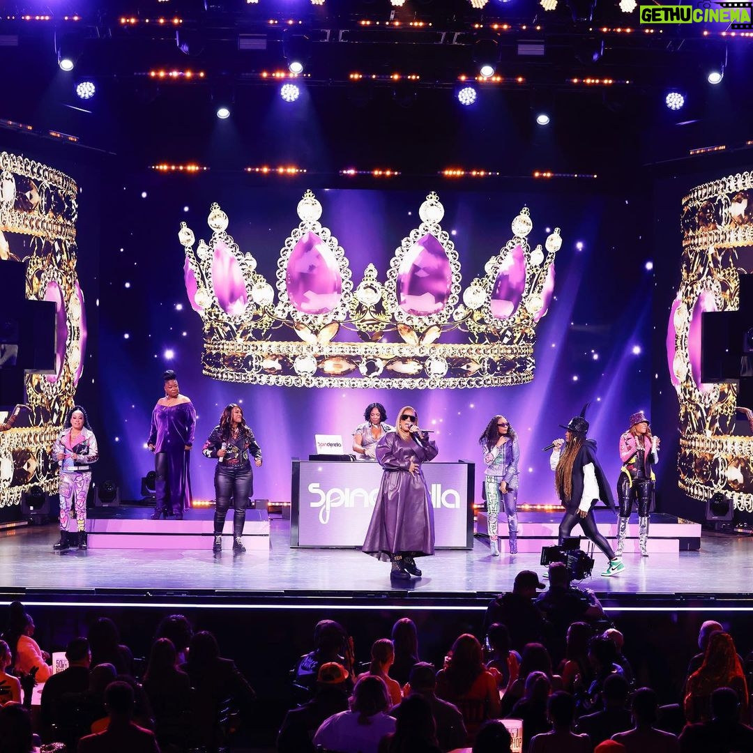 Queen Latifah Instagram - You wonβt want to miss A GRAMMY Salute to 50 Years of Hip Hop, Sunday Dec. 10 on @CBStv! πΆ #GRAMMYSaluteHipHop50 ππ€ππ½