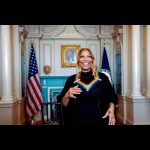 Queen Latifah Instagram - Loved sharing this amazing experience with my family, friends, and fellow honorees, thank you @kennedycenter 💕🎉🙏🏽 @jasonrembert @hairbyiasia @iamharrisoncrite @brittywhitfield @tonywardcouture @pamellaroland #KevinWolf/AP #NathanHoward/Reuters #MaryKouw/CBS The 46th Annual Kennedy Center Honors @cbstv