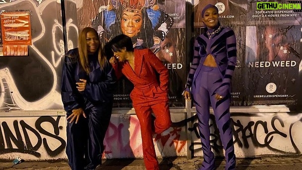 Queen Latifah Instagram - Giving that photo shoot energy 🤣🔥💕 Repost from @gabunion • Getchu some friends that stop traffic and hype you up during your late night pizza run impromptu photo shoots! 😂😂😂😂😂😂😂😂 @iamreginaking @queenlatifah love my girls!!!
