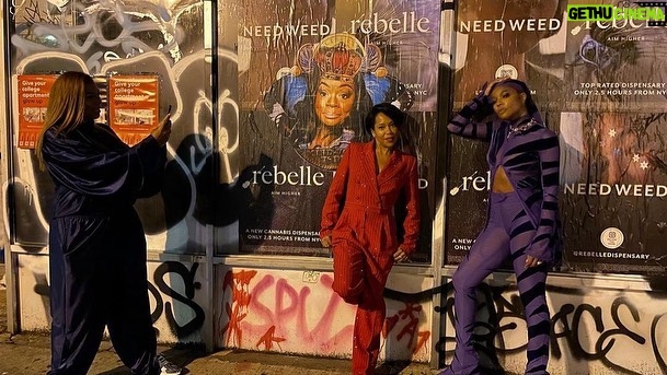 Queen Latifah Instagram - Giving that photo shoot energy 🤣🔥💕 Repost from @gabunion • Getchu some friends that stop traffic and hype you up during your late night pizza run impromptu photo shoots! 😂😂😂😂😂😂😂😂 @iamreginaking @queenlatifah love my girls!!!