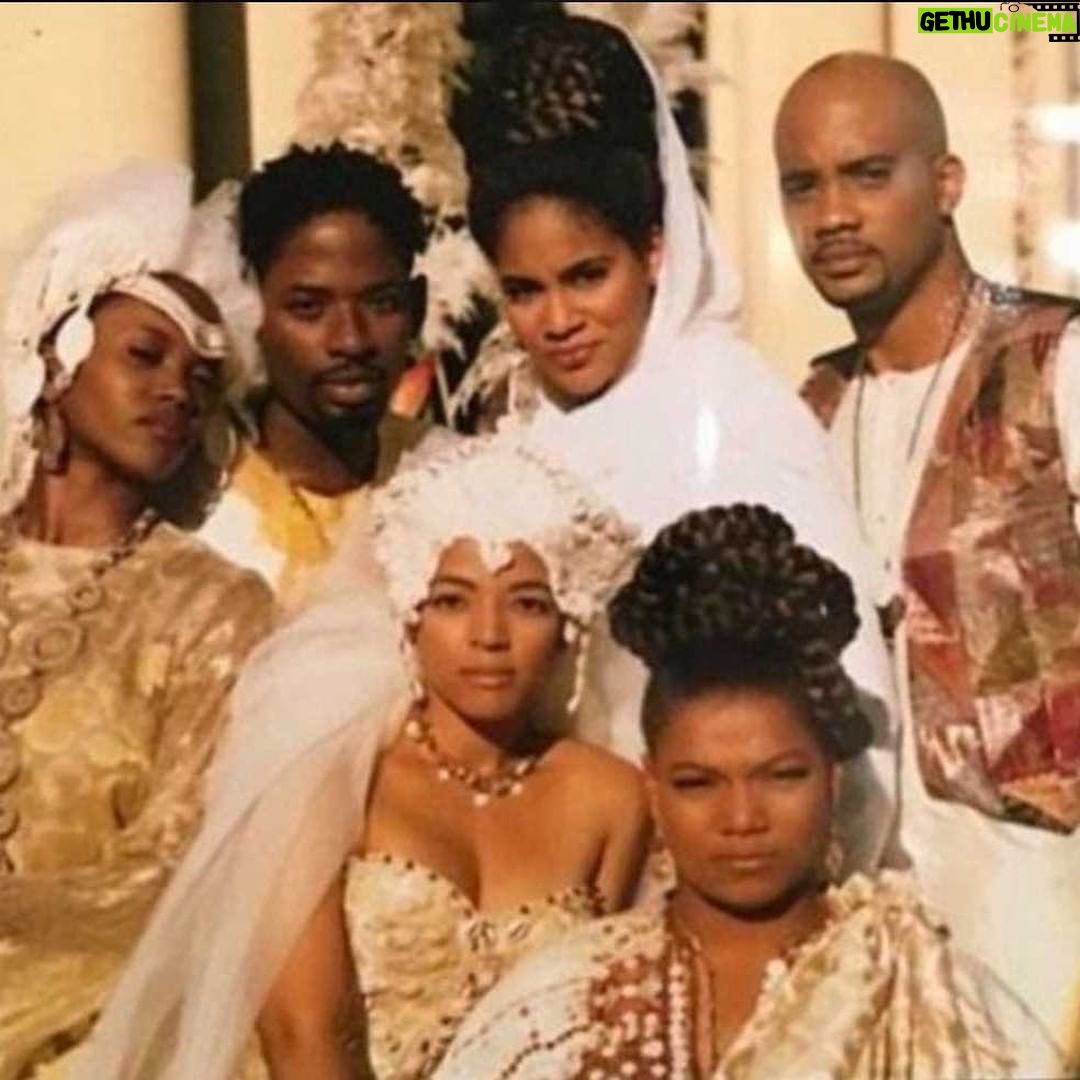 Queen Latifah Instagram - This is taking me back, such a great time ā¤ļø #LivingSingle Repost from @essence ⢠FROM THE PAGES: Get into this iconic shoot from the February 1995 issue of #ESSENCE. Featuring the cast of 'Living SIngle' in majestic African glam, bold colors, wrapped in melanin allure. It's true blue and tight like glue. š Photography: Marc Baptise