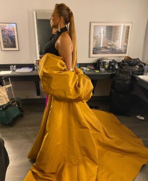 Queen Latifah Instagram - About last night 🙏🏽🖤✌🏽 #BETAwards
.
💇🏽‍♀️: #IasiaMerriweather
👗: @jasonrembert 
💄: @ernestocasillas