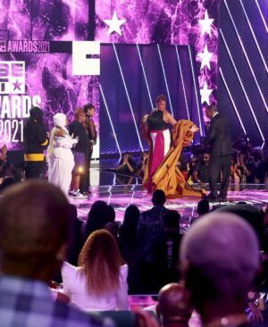 Queen Latifah Instagram - About last night 🙏🏽🖤✌🏽 #BETAwards
.
💇🏽‍♀️: #IasiaMerriweather
👗: @jasonrembert 
💄: @ernestocasillas
