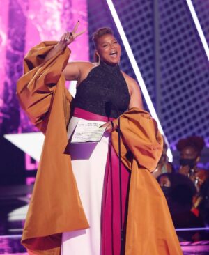 Queen Latifah Instagram - About last night 🙏🏽🖤✌🏽 #BETAwards
.
💇🏽‍♀️: #IasiaMerriweather
👗: @jasonrembert 
💄: @ernestocasillas