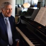 Queen Latifah Instagram - My friend the legendary @itstonybennett bravely shared that he is living with Alzheimer's so people and their families impacted by this disease feel less alone. Visit @alzassociation for resources or to help fight to #ENDALZ ❤️ Repost from @itstonybennett • Life is a gift - even with Alzheimer’s. Thank you to Susan and my family for their support, and @AARP The Magazine for telling my story. Read more at the link in bio. 📸: @kelseybennett333