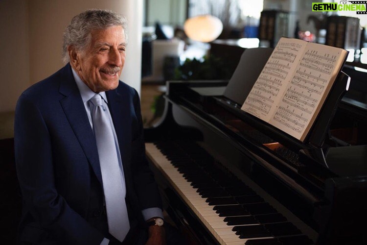 Queen Latifah Instagram - My friend the legendary @itstonybennett bravely shared that he is living with Alzheimer's so people and their families impacted by this disease feel less alone. Visit @alzassociation for resources or to help fight to #ENDALZ ❤️ Repost from @itstonybennett • Life is a gift - even with Alzheimer’s. Thank you to Susan and my family for their support, and @AARP The Magazine for telling my story. Read more at the link in bio. 📸: @kelseybennett333