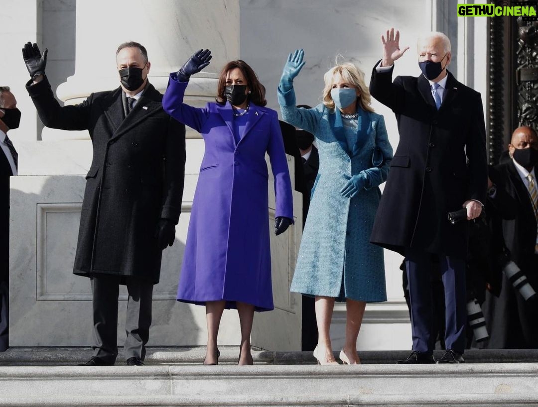 Queen Latifah Instagram - πΊπΈ Hello Mr. President Joe Biden and Madame Vice President Kamala Harris πππ what a powerful, historic day for America β€οΈ