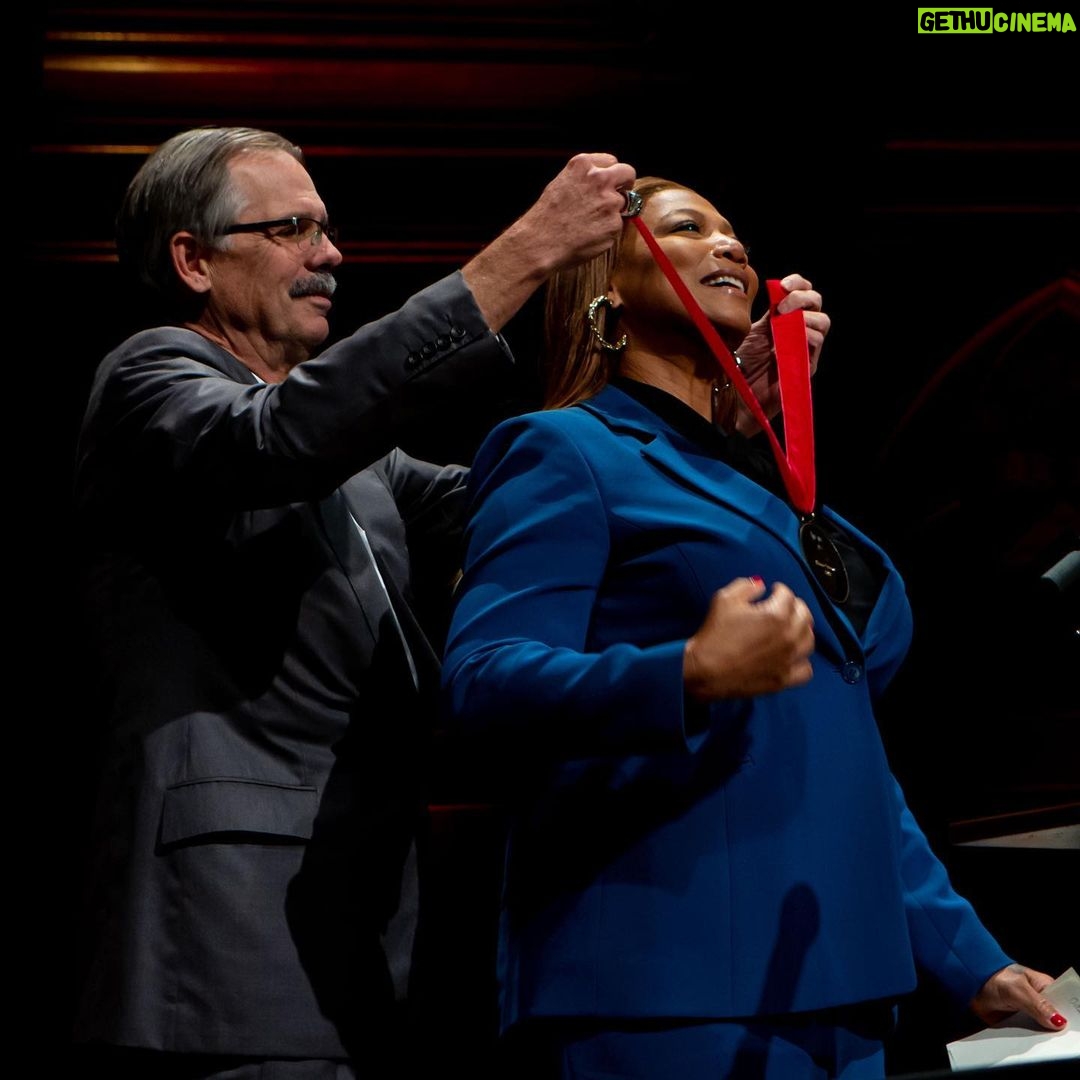 Queen Latifah Instagram - Thank you @hutchinscenter, it was an honor to receive the W.E.B. Du Bois medal 🖤 . . . 📸: @melissablackall Hutchins Center for African & African American Research