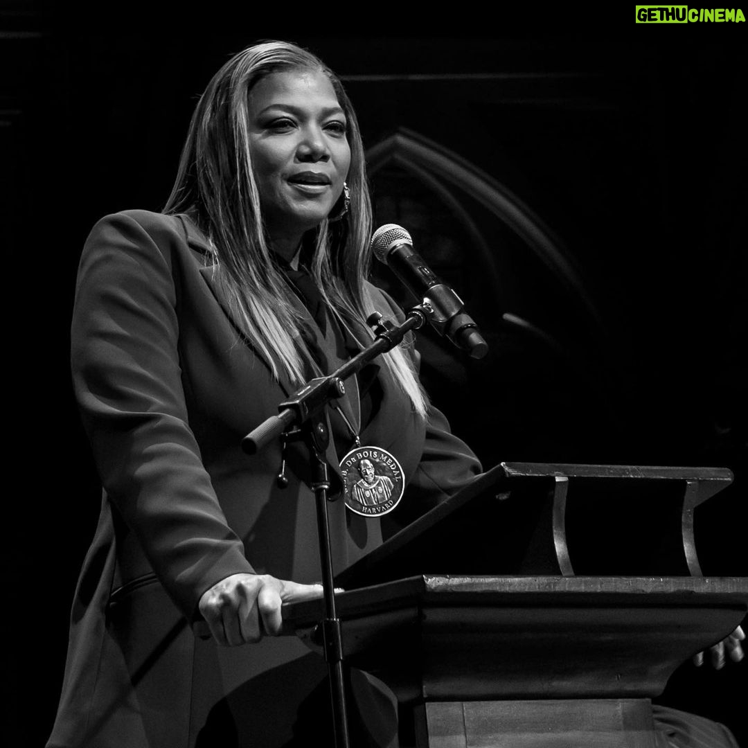 Queen Latifah Instagram - Thank you @hutchinscenter, it was an honor to receive the W.E.B. Du Bois medal 🖤 . . . 📸: @melissablackall Hutchins Center for African & African American Research