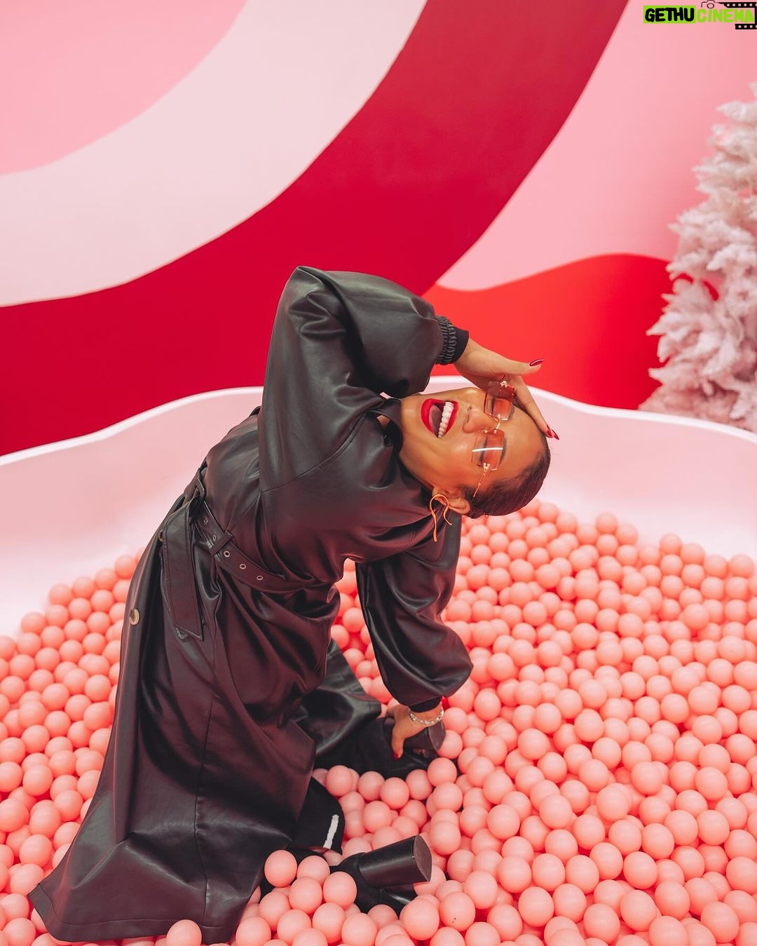 Questlove Instagram - GMNGHT5 (last dump) You gotta impress @therongcathy I just live here Spy 📸 @christian_germoso @museumoficecream