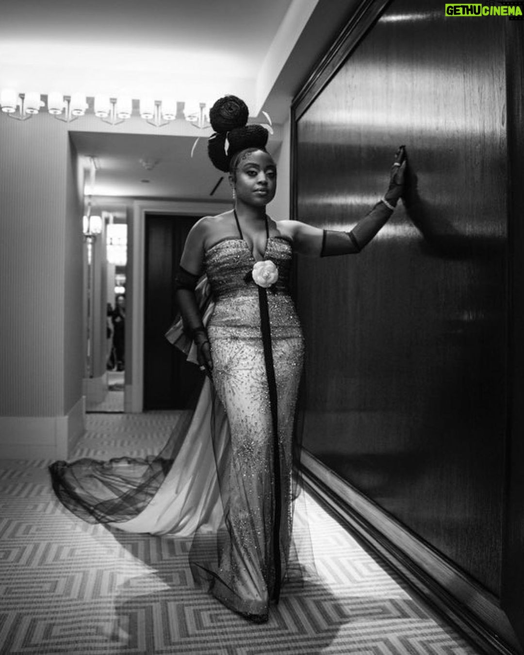 Quinta Brunson Instagram - Well. I went to my very first met gala. Thank you @prabalgurung for working with @bryonjavar to bring all 4’11” of me to the carpet. Thank you @voguemagazine for having me. Hair @alexander_armand Nails @customtnails1 Makeup @jessicasmalls Photos @gettyimages & @lewismirrett