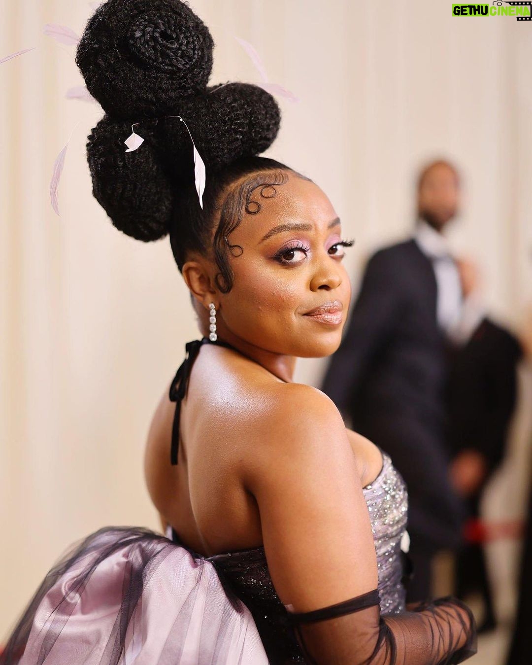 Quinta Brunson Instagram - Well. I went to my very first met gala. Thank you @prabalgurung for working with @bryonjavar to bring all 4’11” of me to the carpet. Thank you @voguemagazine for having me. Hair @alexander_armand Nails @customtnails1 Makeup @jessicasmalls Photos @gettyimages & @lewismirrett