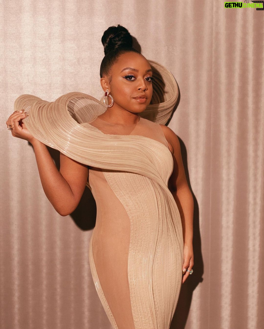 Quinta Brunson Instagram - Billboard Women in Music Host look 🤎 Loved feeling like a music note :) Stylist: @bryonjavar Dress: @gauravguptaofficial Jewelry: @germankabirski @jaredlehrjewelry @stephenwebsterjewellery @steferejewelry @effyjewelry Hair: @alexander_arm-and Makeup: @reneeloizmakeup Nails: @customtnails1 Photographer: @mr_dadams