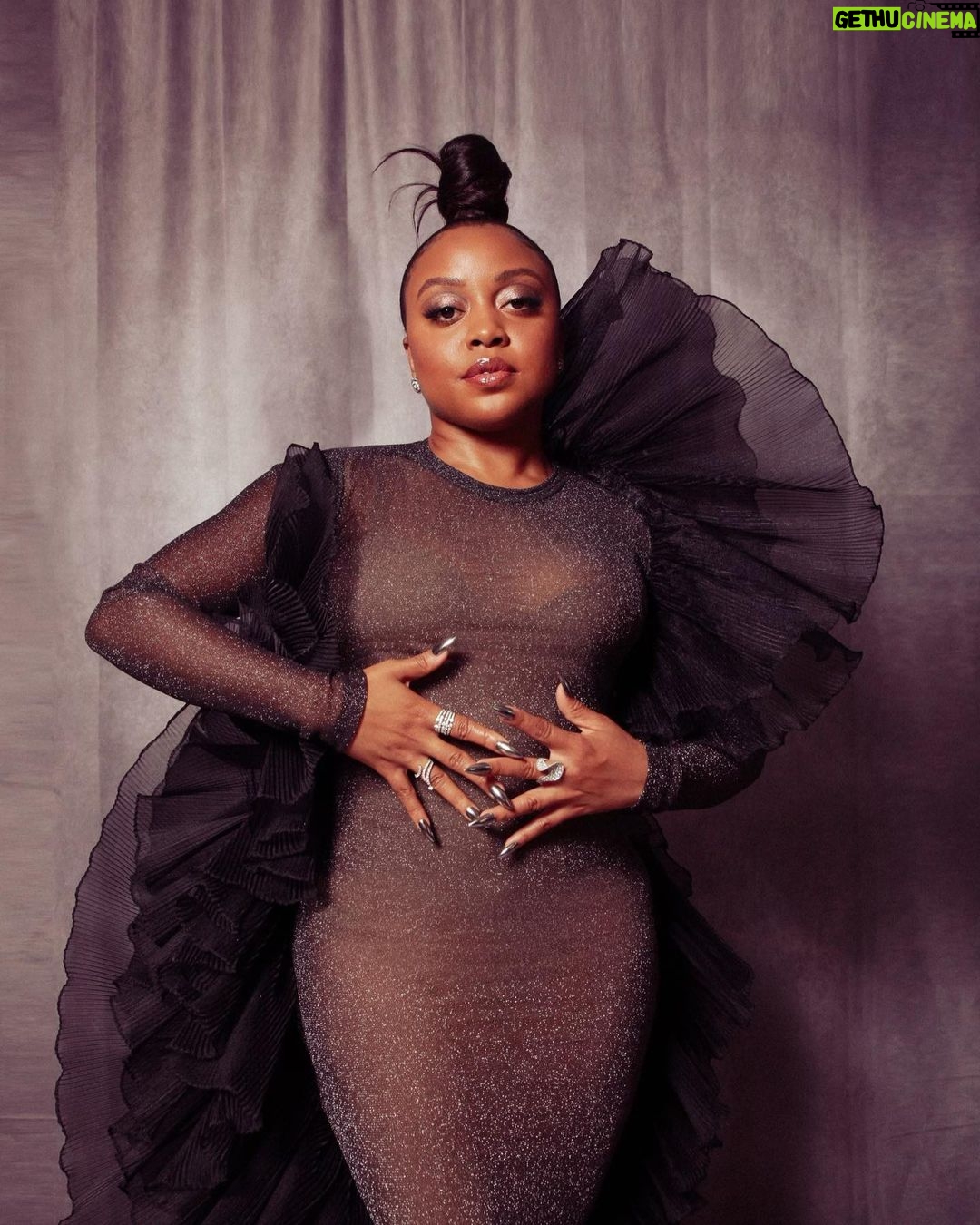 Quinta Brunson Instagram - ✨Critics Choice✨ Stylist: @bryonjavar Dress: @robertwun Shoes: @stuartweitzman Earrings: @amrapalijewels Rings: @worldofreza @graziela Hair: @alexander_armand Makeup: @reneeloizmakeup Nails: @customtnails1 Photographer: @tyrenredd