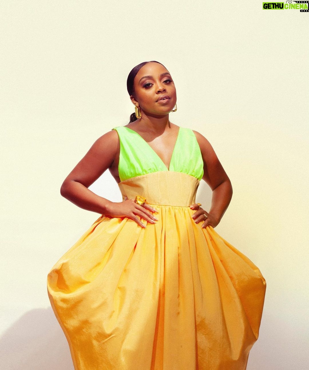 Quinta Brunson Instagram - 💛 for @humanitasprize Dress: @christopherjohnrogers Shoes: @giuseppezanotti Jewelry: @swarovski Stylist @bryonjavar Hair @alexander_armand Mua @reneeloizmakeup Shoes @giuseppezanotti