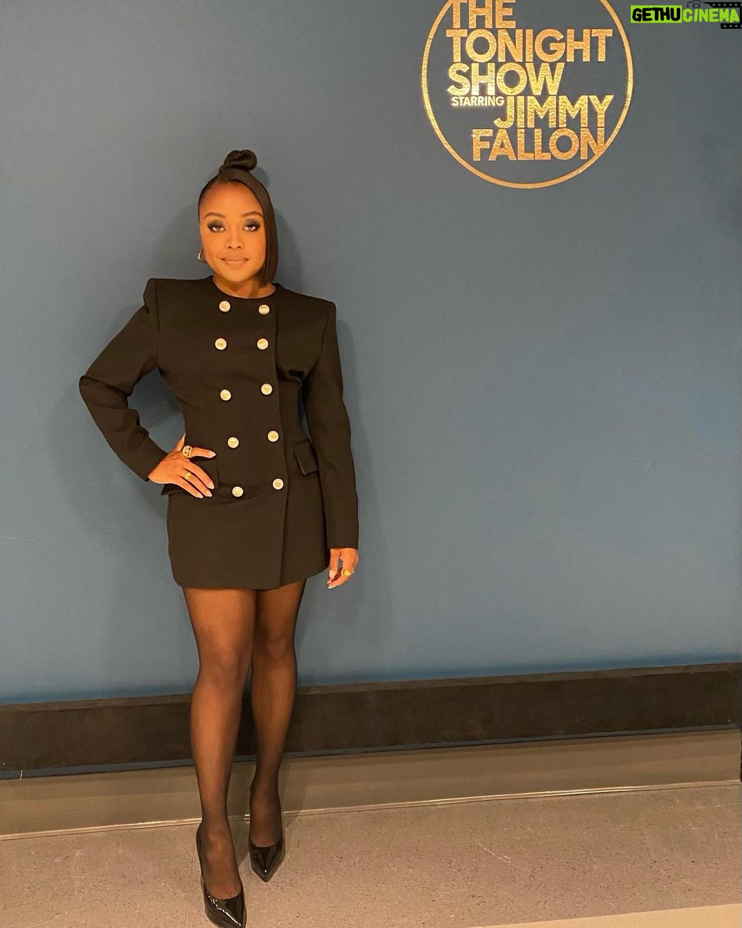 Quinta Brunson Instagram - Came to do Jimmy Fallon♥️ brought my parents, but I know they only came here to see Jimmy as you can see from the majority of the photos. Hair: @hairbykmiller mua: @reneeloizmakeup nails: @customtnails1 Styling: @bryonjavar Head to toe: @dolcegabbana 30 Rockefeller Plaza