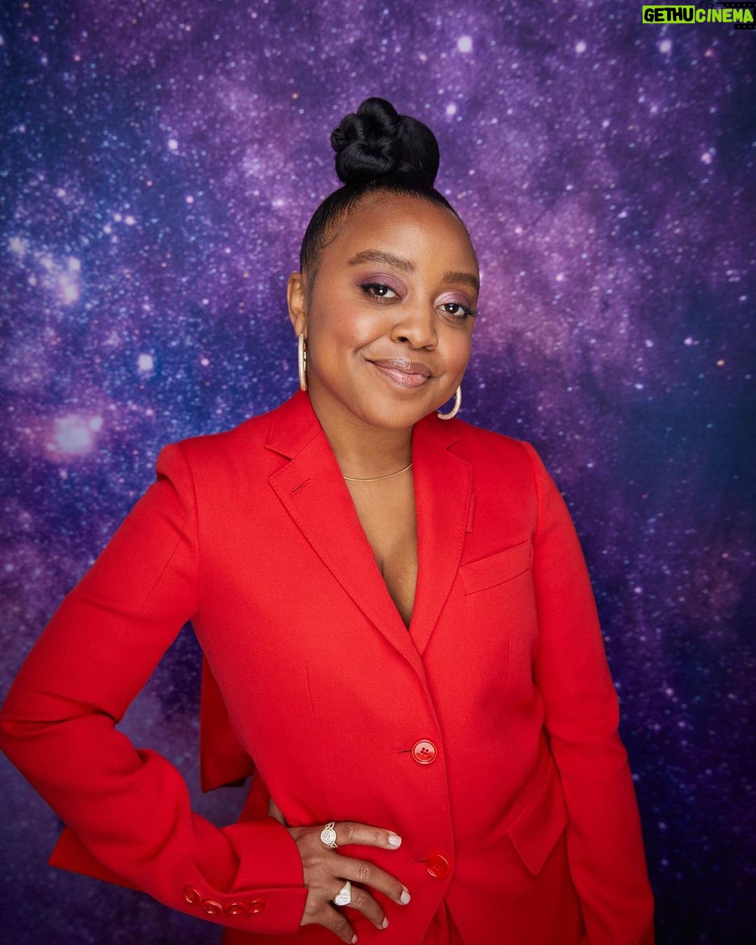 Quinta Brunson Instagram - Catch me on the Kelly Clarkson show today! Stylist: @bryonjavar Suit: @burberry Jewelry: @kaebykarrueche Shoes: @jessicarichcollection Hair: @larryjarahsims Makeup: @reneeloizmakeup Photo: @tayojr x @kellyclarksonshow
