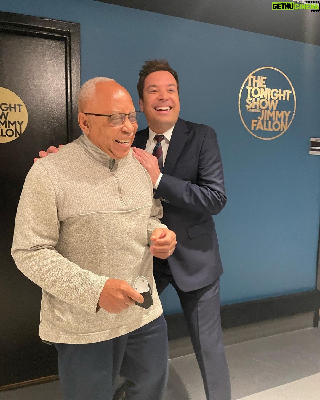 Quinta Brunson Instagram - Came to do Jimmy Fallon♥️ brought my parents, but I know they only came here to see Jimmy as you can see from the majority of the photos. Hair: @hairbykmiller mua: @reneeloizmakeup nails: @customtnails1 Styling: @bryonjavar Head to toe: @dolcegabbana 30 Rockefeller Plaza