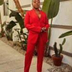 Quinta Brunson Instagram - Catch me on the Kelly Clarkson show today! Stylist: @bryonjavar Suit: @burberry Jewelry: @kaebykarrueche Shoes: @jessicarichcollection Hair: @larryjarahsims Makeup: @reneeloizmakeup Photo: @tayojr x @kellyclarksonshow
