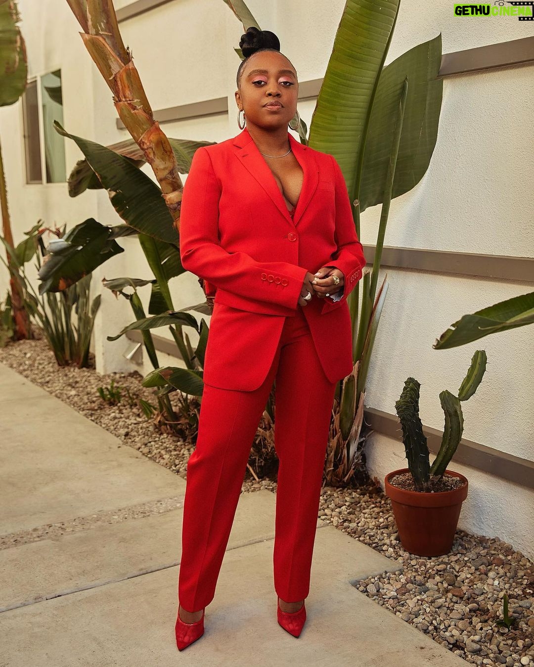 Quinta Brunson Instagram - Catch me on the Kelly Clarkson show today! Stylist: @bryonjavar Suit: @burberry Jewelry: @kaebykarrueche Shoes: @jessicarichcollection Hair: @larryjarahsims Makeup: @reneeloizmakeup Photo: @tayojr x @kellyclarksonshow