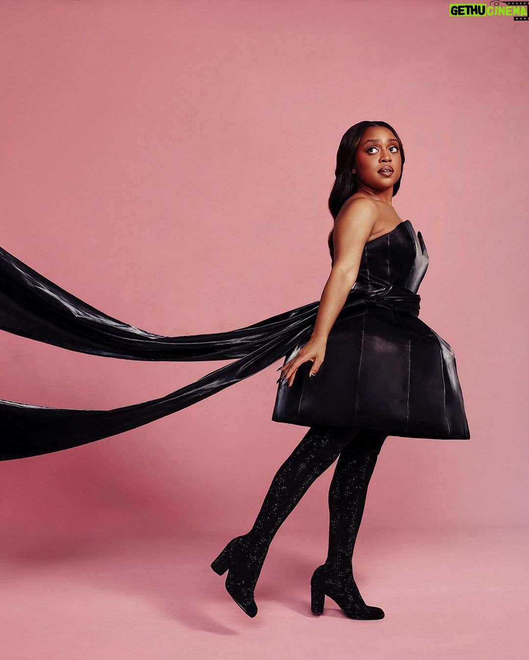 Quinta Brunson Instagram - Thank you @newyorkermag and @mollyhfischer for the amazing profile. Everyone should give it a read! Thank you @abdmstudio for these stunning images. Photographs by @abdmstudio for @newyorkermag Styling by @ayumiperry Set Design by @betteradams Hair by @alexander_armand Makeup by @kashalassien Manicure by @customtnails1