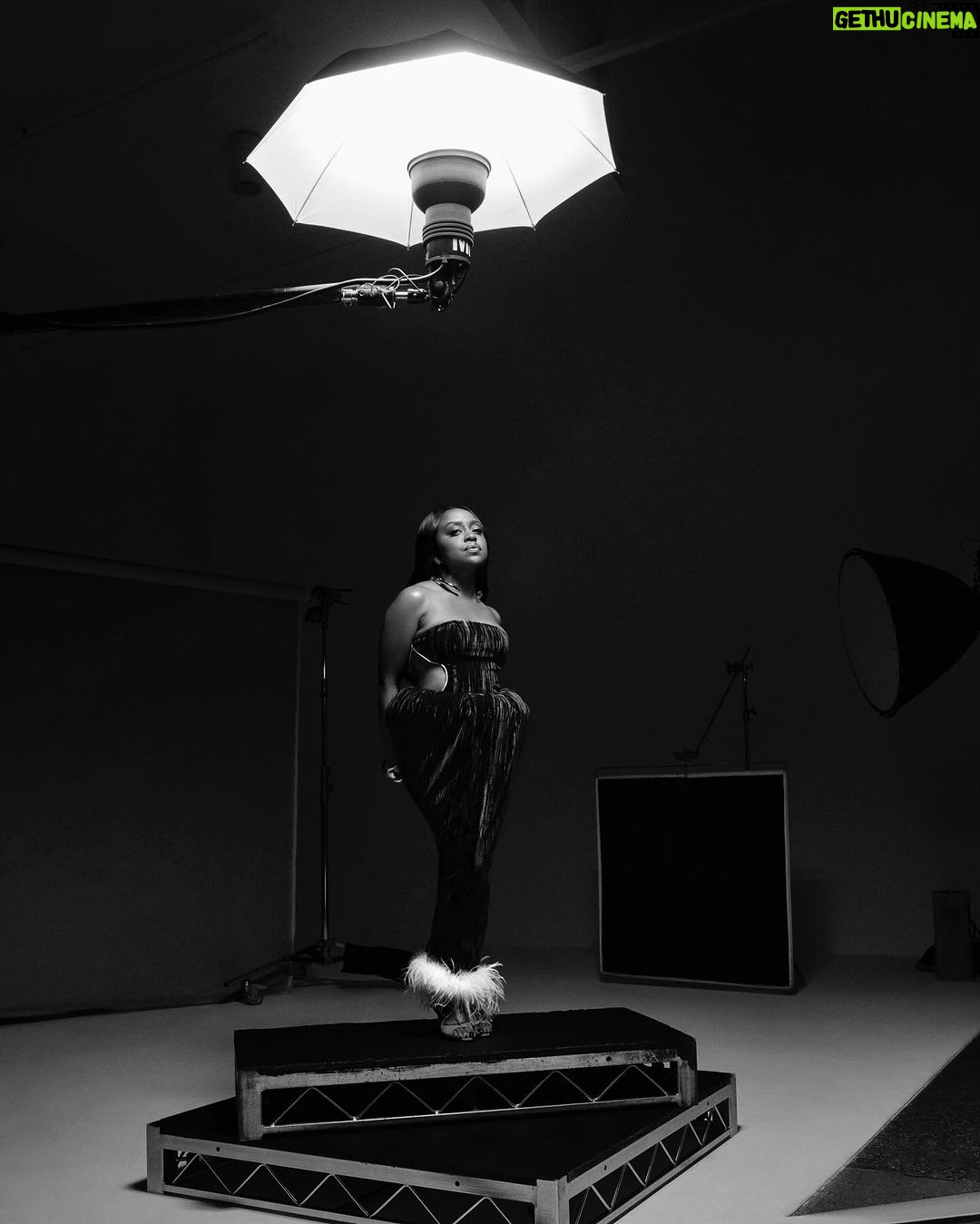 Quinta Brunson Instagram - Thank you @newyorkermag and @mollyhfischer for the amazing profile. Everyone should give it a read! Thank you @abdmstudio for these stunning images. Photographs by @abdmstudio for @newyorkermag Styling by @ayumiperry Set Design by @betteradams Hair by @alexander_armand Makeup by @kashalassien Manicure by @customtnails1