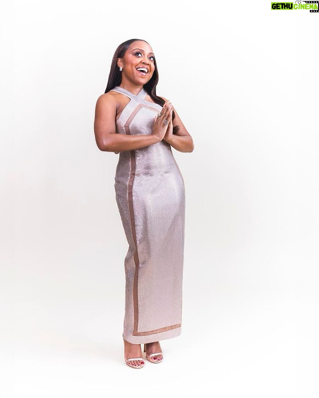 Quinta Brunson Instagram - ✨Golden Globes✨ Dress: Custom Balmain Jewelry: Loraine Schwartz Shoes: Jimmy Choo Hair: Alexander Armand Makeup: Kasha Lassien Nails: Temeka Jackson Stylist: Jessica Paster Photographer: Kevin Scanlon