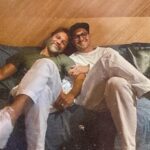 Rômulo Estrela Instagram – Esse aí sou eu no chão do estúdio. Assim foi essa última semana e esse foi meu último trabalho pra fechar 2023; colocando voz em um personagem pra contar mais uma história, dessa vez de um jeito e perspectiva diferente do que normalmente faço e logo vocês vão poder assistir. ✌️ Rio de Janeiro, Rio de Janeiro