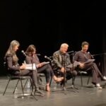 Rômulo Estrela Instagram – ontem foi dia nacional do teatro e me deparei com esse vídeo aqui… O palco é refúgio, paixão, lugar onde me sinto preenchido artisticamente. No teatro a criatividade brota das mentes inquietas de autores, atores e diretores… é onde essas pessoas fazem coisas incríveis. É preciso falarmos e consumirmos constantemente teatro. Ele desempenha um papel fundamental na nossa cultura revolucionando conceitos, amplificando vozes e é tbm espaço de inclusão, de diversidade, onde diferentes perspectivas se encontram. Eu sou um apaixonado pelo teatro e pela experiência transformadora para cada indivíduo que se entrega a ele. ❤️🎭
