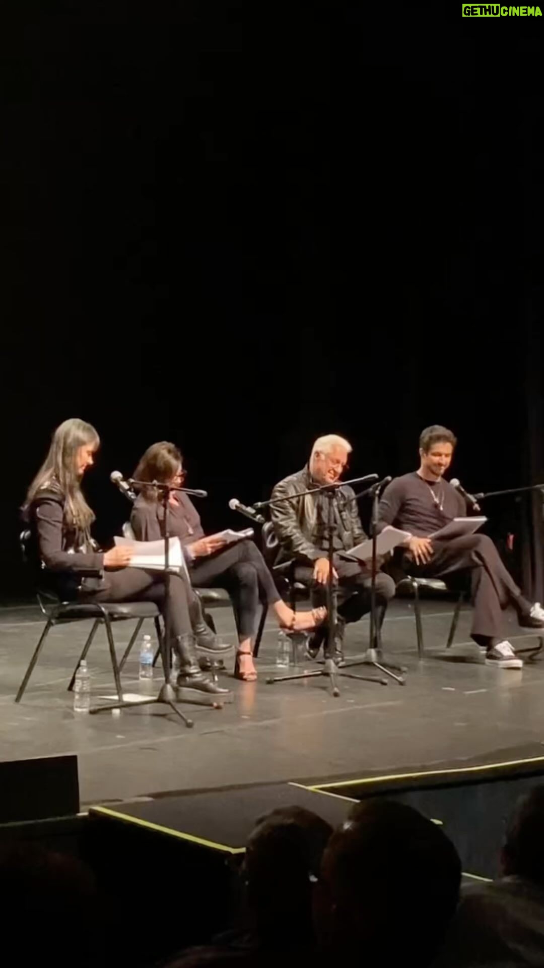 Rômulo Estrela Instagram - ontem foi dia nacional do teatro e me deparei com esse vídeo aqui... O palco é refúgio, paixão, lugar onde me sinto preenchido artisticamente. No teatro a criatividade brota das mentes inquietas de autores, atores e diretores… é onde essas pessoas fazem coisas incríveis. É preciso falarmos e consumirmos constantemente teatro. Ele desempenha um papel fundamental na nossa cultura revolucionando conceitos, amplificando vozes e é tbm espaço de inclusão, de diversidade, onde diferentes perspectivas se encontram. Eu sou um apaixonado pelo teatro e pela experiência transformadora para cada indivíduo que se entrega a ele. ❤️🎭