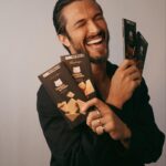 Rômulo Estrela Instagram – Agora além da versão tradicional, a @kopenhagen_ lançou também novos deliciosos Tabletes Língua de Gato.

Se a linha Língua de Gato já era minha preferida, imagina agora com as versões Língua de Gato Branco, Extra Cremoso, Amêndoas e Branco com Cookie . 🤤🍫

Já experimentaram essas novidades? Me contem aí nos comentários. 

#NovosTabletesLinguaDeGato #EspetacularmenteCremoso #Kopenhagen #QuandoTemMarca